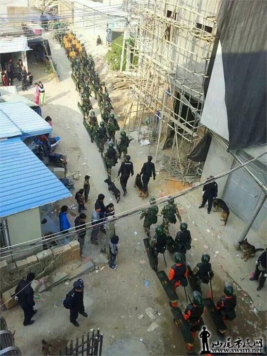 　2013年12月28日，广东出动上千警力到陆丰清缴毒贩，图为武警在村子中巡逻警戒。