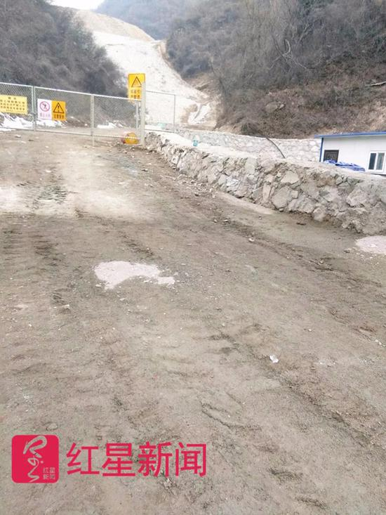 除了采矿证批准的采矿用地外，矿场还租赁了大量土地用于建设公路、废渣沟等工程。 &nbsp;受访者 供图