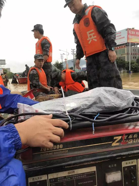 ▲在公路堵塞情况下，惠州移动信号维护小组人力拖动柴油机，到灾区进行通讯信号恢复