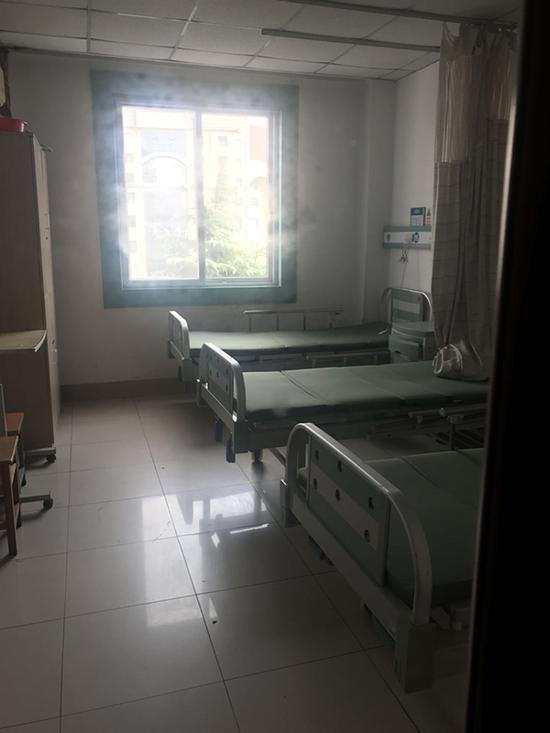 住院病房内空无一人，记者探访时病床上床单都没铺上。 澎湃新闻记者 邱海鸿 图
