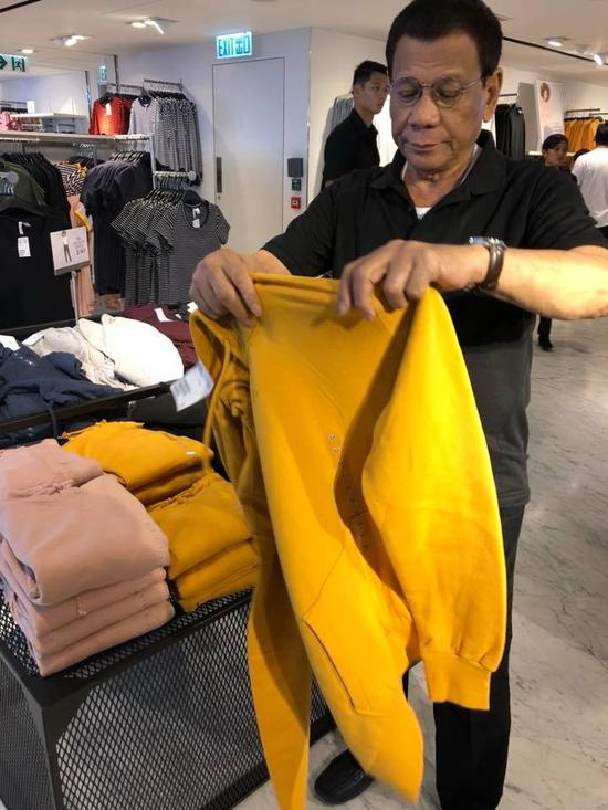 杜特尔特在香港某服装店内挑选衣服。图自邦戈脸书