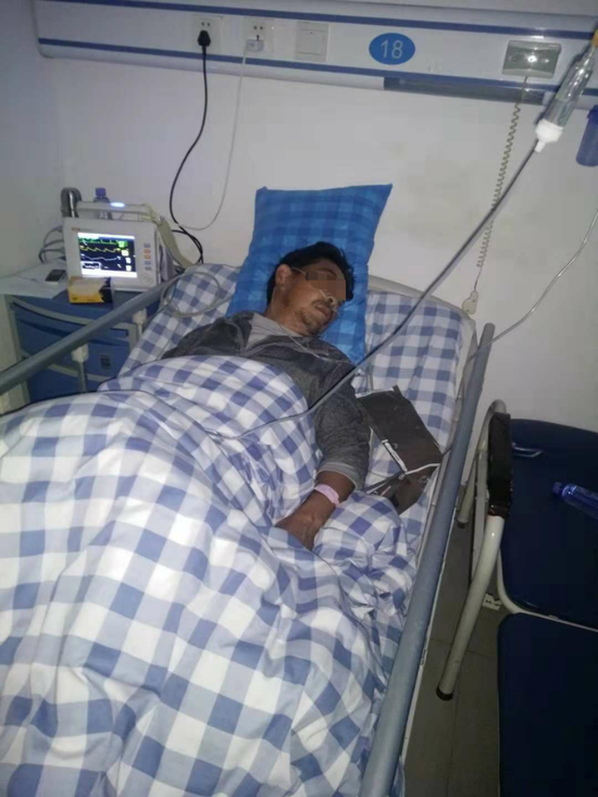 肖先生的父亲无防护接触泄漏物身体不适入院治疗 受访者供图