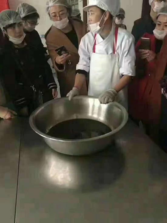 学生家长发现的“黑油” 。 学生家长 供图