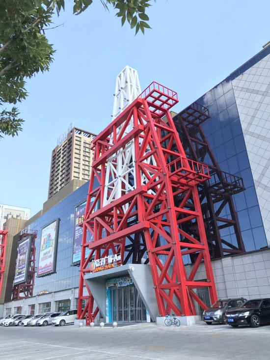 一个购物商场的外部设计成钻井队井架