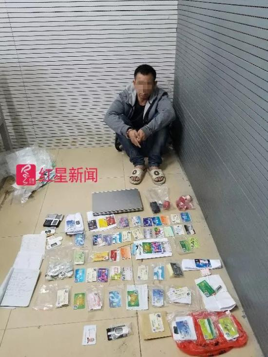 11月27日凌晨，警方在一民房内，抓获4名疑犯，搜获大量作案工具。 &nbsp;受访者 供图