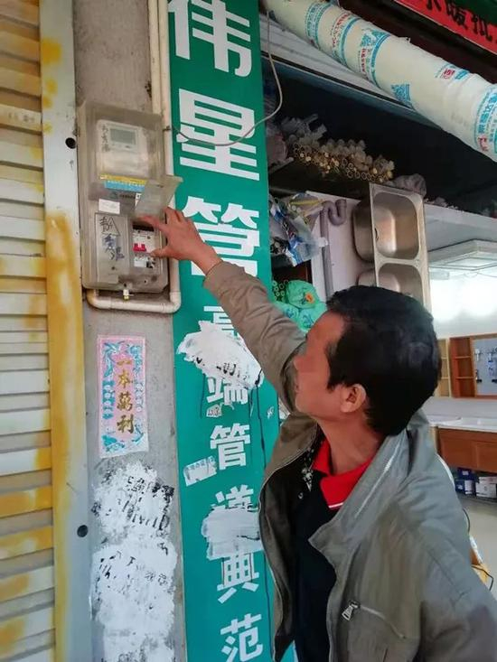 某居委会负责人将一栋5层大楼的水电断掉，因为“房东给‘Q仔’租房”。