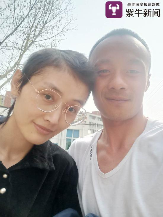 高阳和曾佩合影