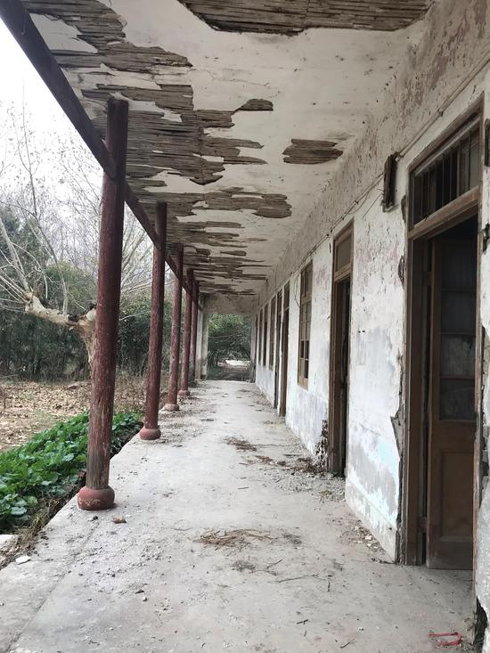 江南水泥厂旧址里年久失修的房子。