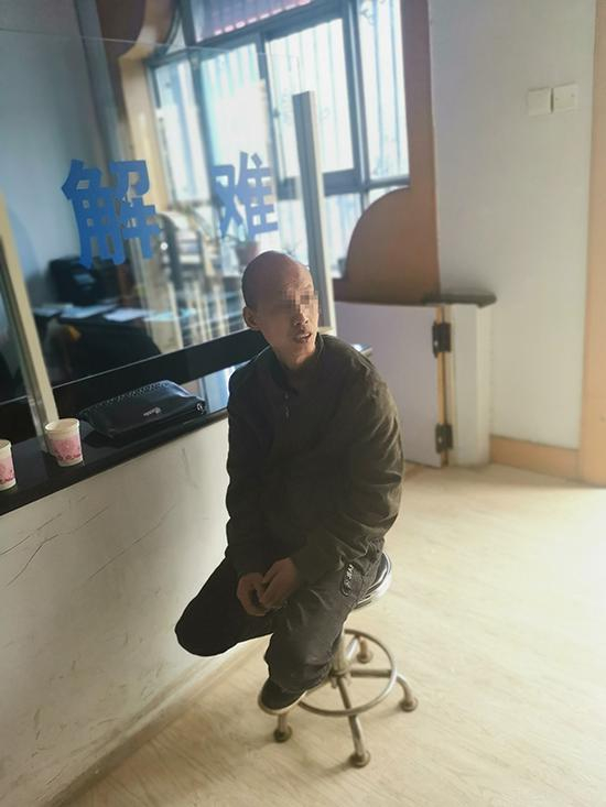 　4月8日下午，田俊杰在泊头市公安局信访室等候。