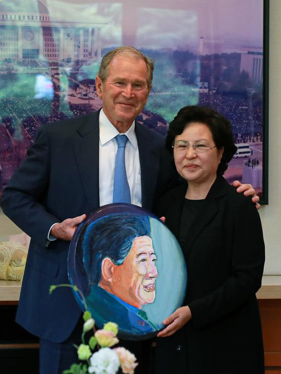 小布什赴韩纪念 赠送亲手描绘的卢武铉肖像画&nbsp; 图自视觉中国