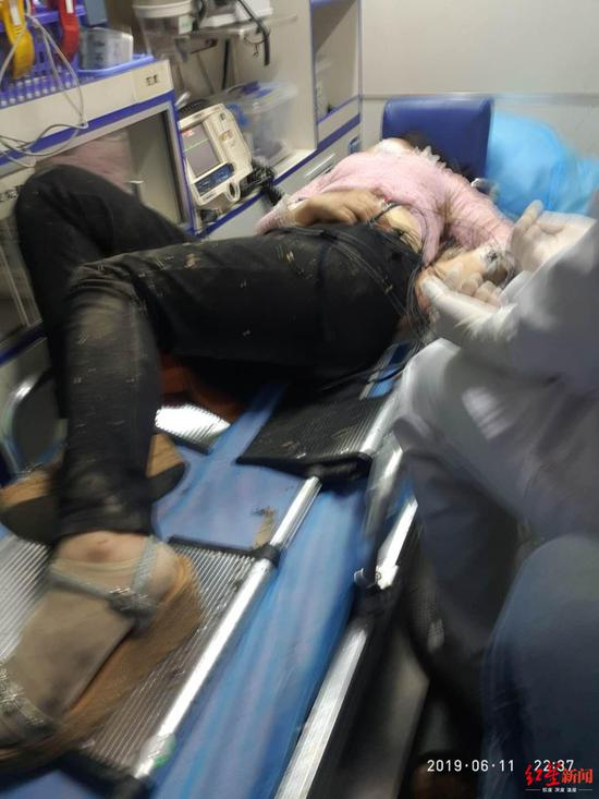 桑菊被送往医院