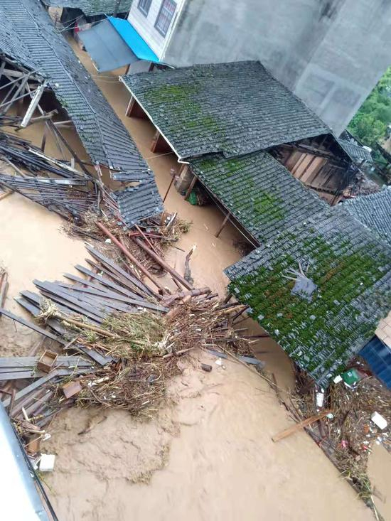 仁寿镇街道受灾情况。 受访者供图