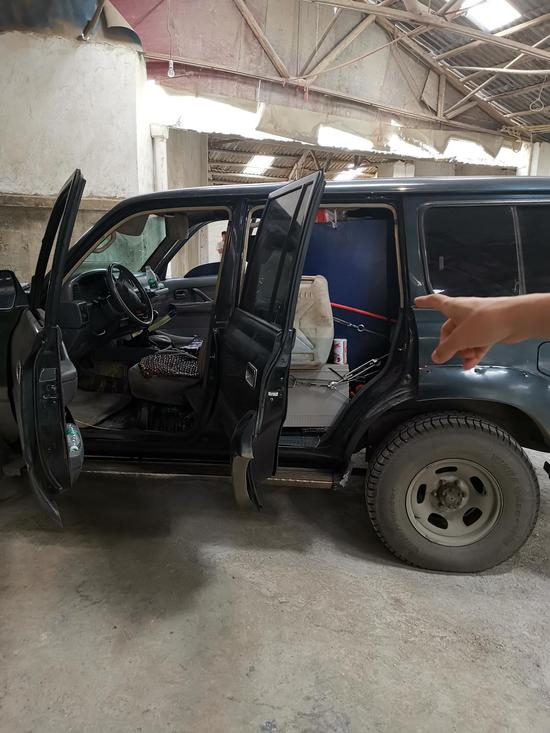 作案车辆后排都被改装成油囊。四川省公安厅提供