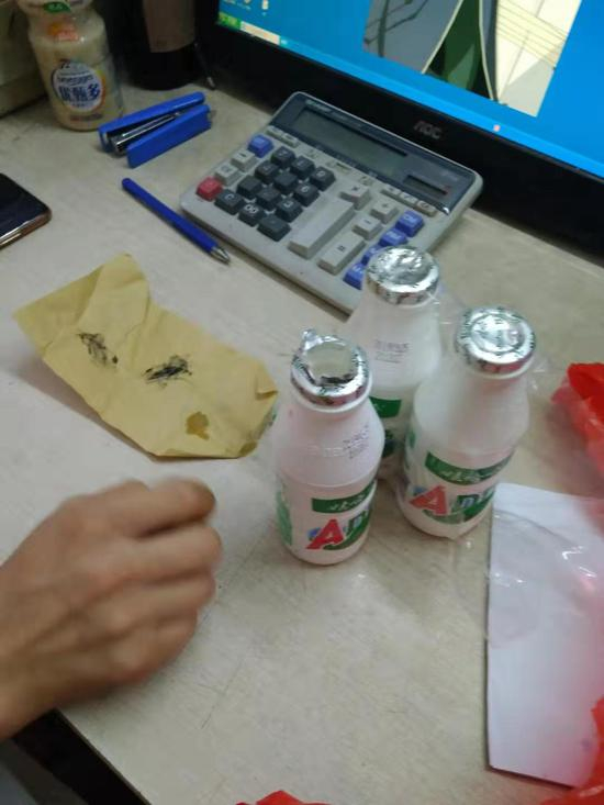 消费者称AD钙奶中喝出异物。&nbsp; 受访者 供图