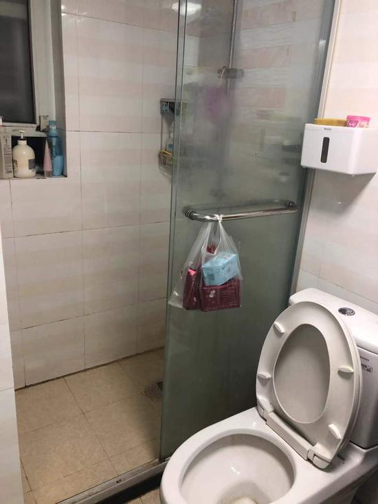 事发卫生间。 受访者供图