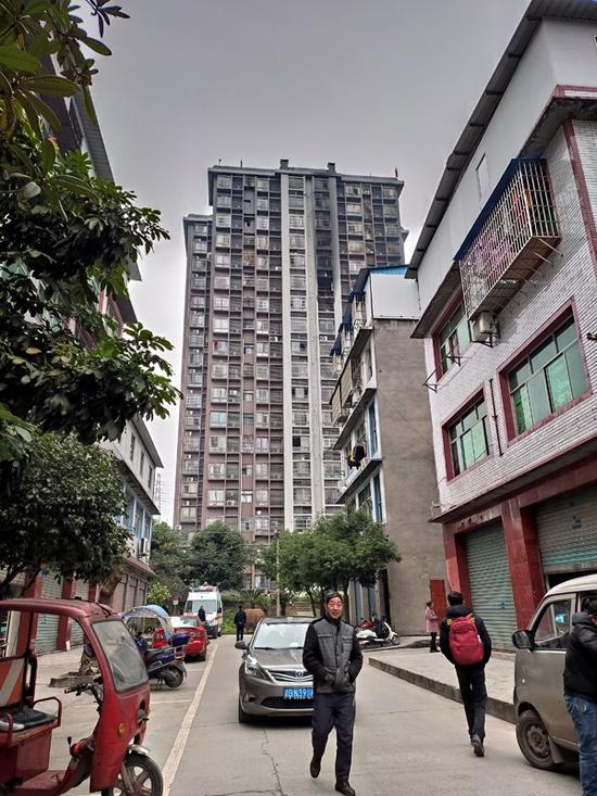 通往起火居民楼的其中一条通道。