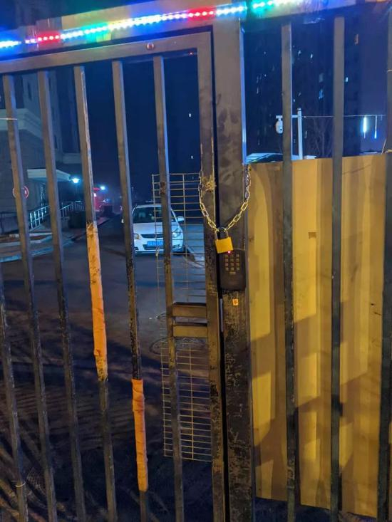 被锁住的稻田回迁楼小区南区大门&nbsp;图/受访者供图