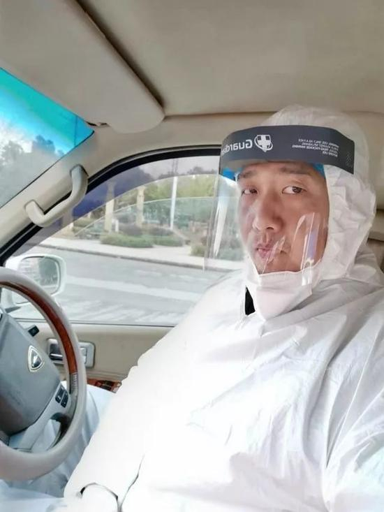 罗皓在运送病人的金杯车里　受访者供图