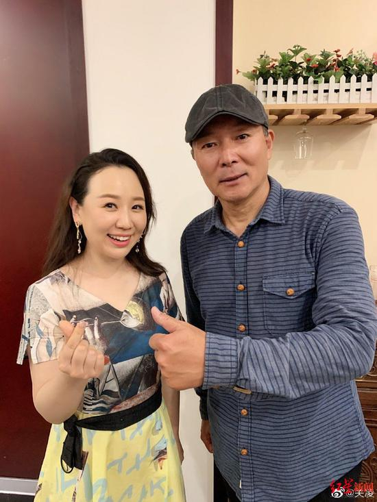 关凌两个多月前微博晒出与谢园合影