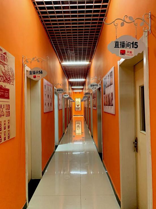 　　聂文昌团队曾在一个电商产业园内开了20个直播间，在快手、抖音、映客、花椒、熊猫、斗鱼、yy、虎牙等平台测试流量。摄影/本刊记者 徐天