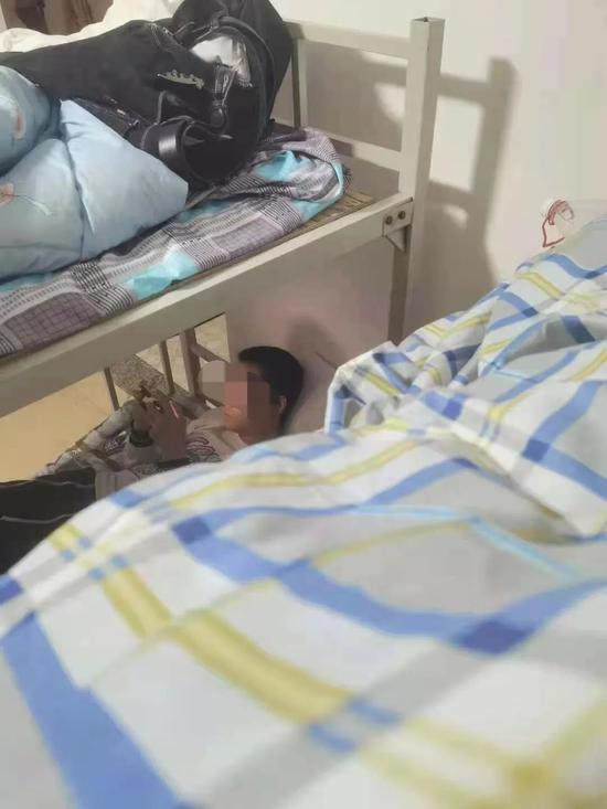 偷渡者在缅北疑似诈骗公司居住的宿舍。受访者供图