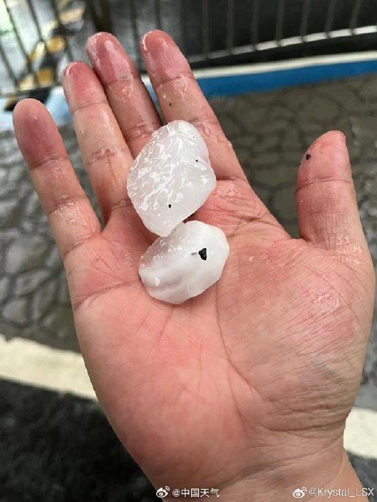 广州出现猛烈的强对流天气，多地降下冰雹，个头最大如同鸡蛋大小