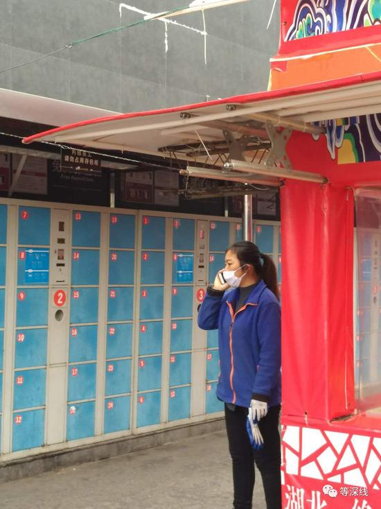 一位导购员在超市外给亲人打电话，她一度焦急地走来走去。《等深线》记者&nbsp;王迎春&nbsp;摄