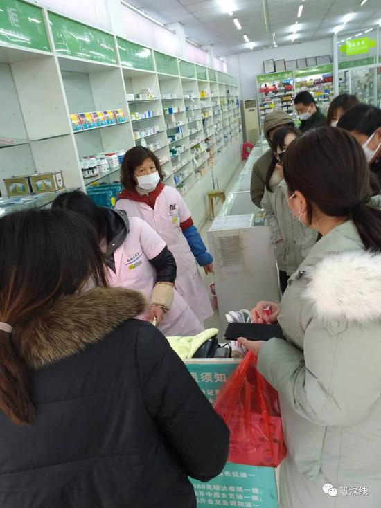 一家药店里挤满了人。&nbsp;&nbsp;《等深线》记者&nbsp;王迎春&nbsp;摄