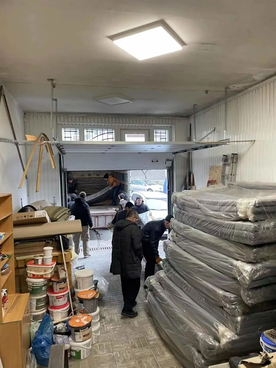 志愿者为难民接收点运送物资（受访者供图）