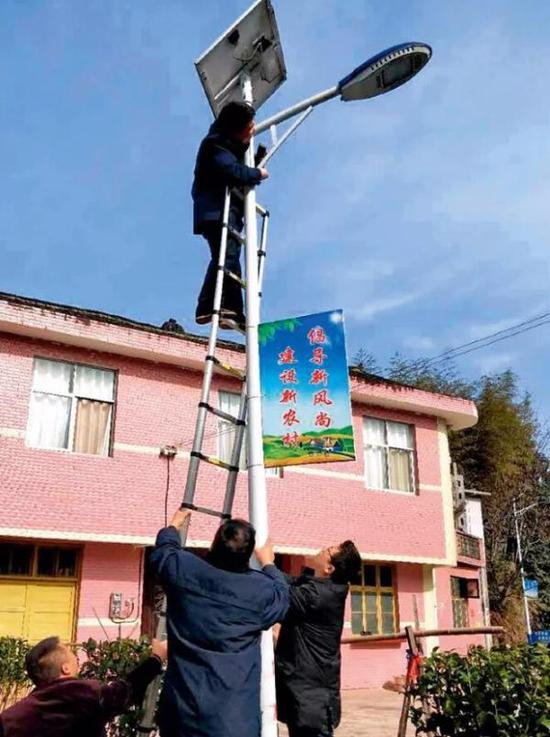 　　1月11日，湘西州食药局、工商局、质监局联合永顺县纪委到首车镇中坝村检查农村太阳能路灯。《瞭望》新闻周刊 图