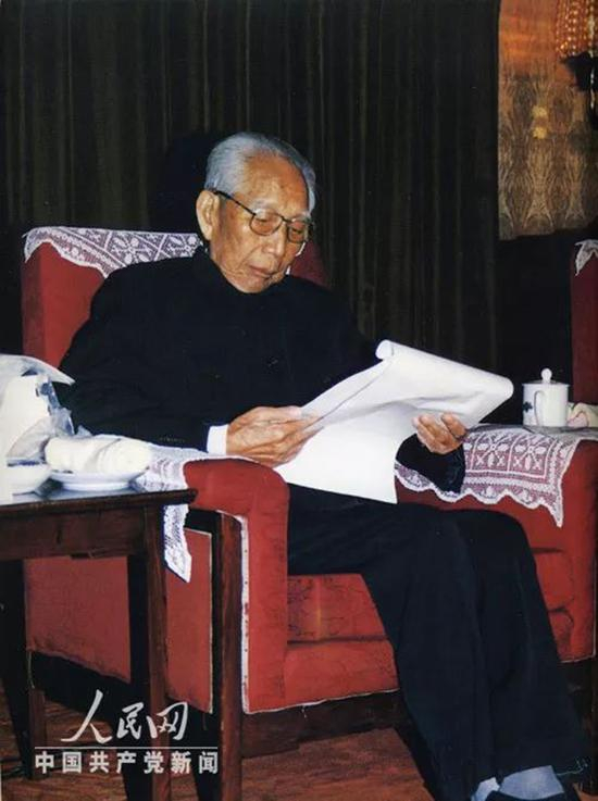 王震在批阅文件。