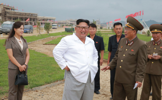 金正恩携夫人李雪主视察元山葛麻海岸旅游区建设工地。（图片来源：朝中社）