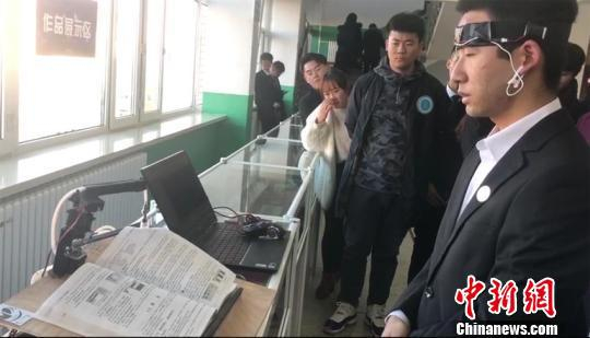 现场演示“意念翻书”。孙博妍 摄