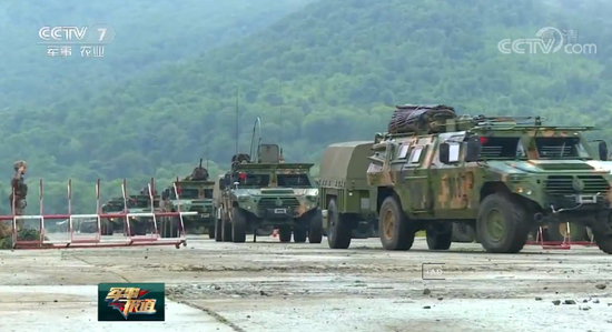 装有卫星天线的猛士通讯车和牵引战术拖车的猛士通信车