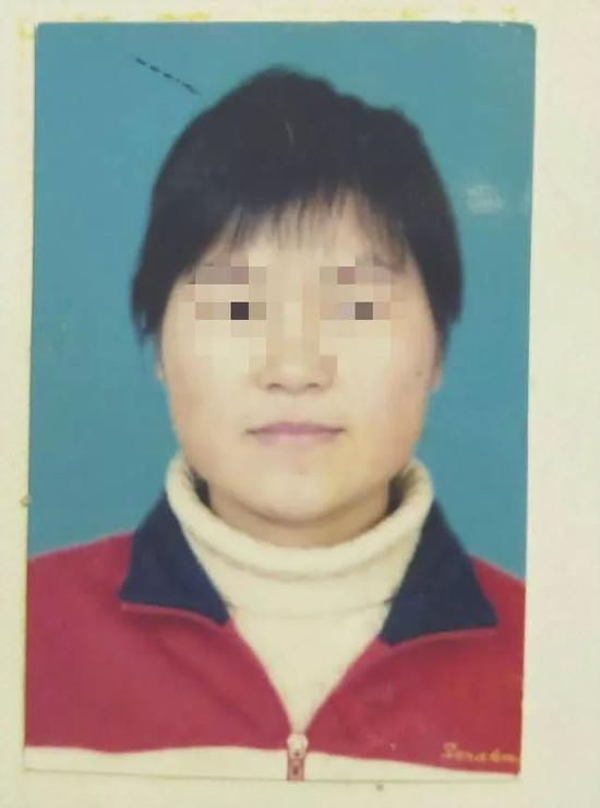 真胡红岩2008年的证件照。受访者供图