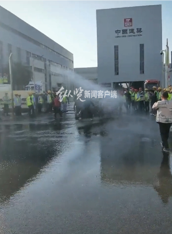  工人用水枪喷向几名男子。（来源/视频截图）