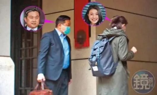 王定宇走到颜若芳身旁，二人一同前往车库取车。图自台湾《镜周刊》