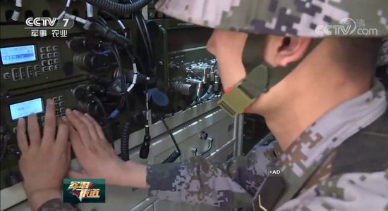 营指挥车上的信息化终端，该营营部正在向炮兵部队火力打击需要用的信息