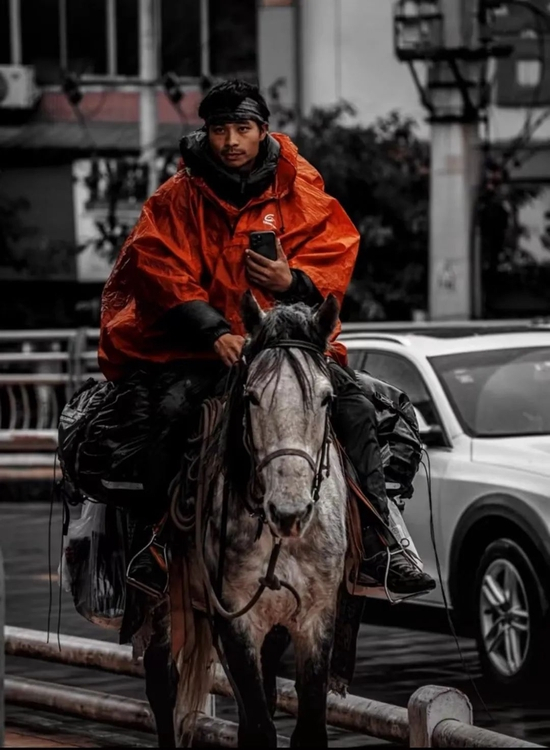 　▲乐晓雲骑着“火锅儿”在路上。受访者供图