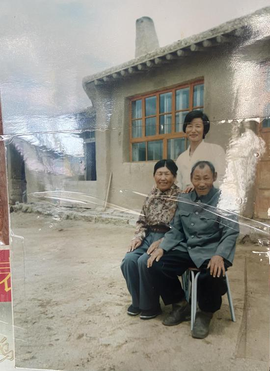 年轻时的宝德和她的父母