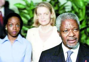 安南获得连任后在联合国总部接受记者提问