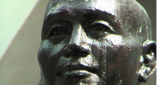 蒋介石的铜像仿佛留下了眼泪（图片来源：联合新闻网）