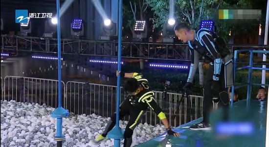 在最近一期的《追我吧》节目中，有艺人从设施上掉下去。 视频截图