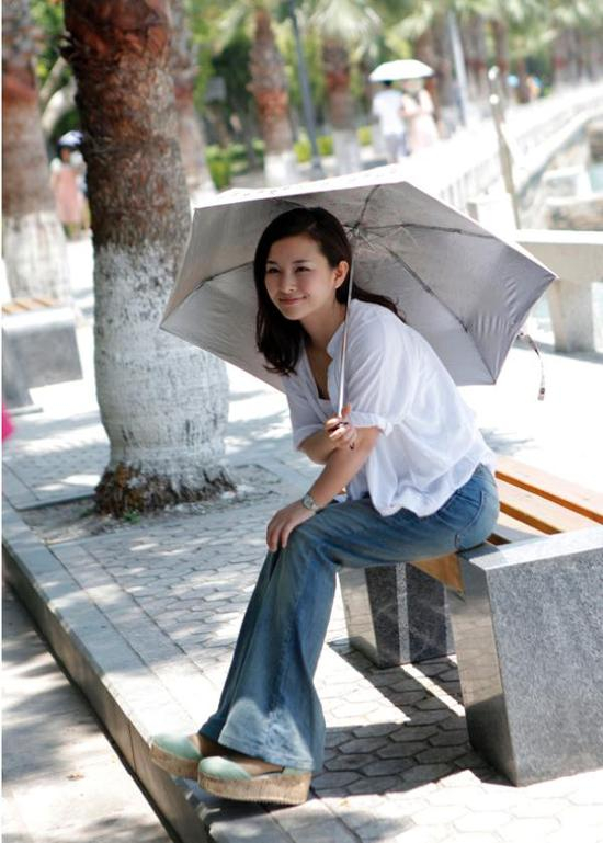 廖智穿着义肢和松糕鞋出门旅游