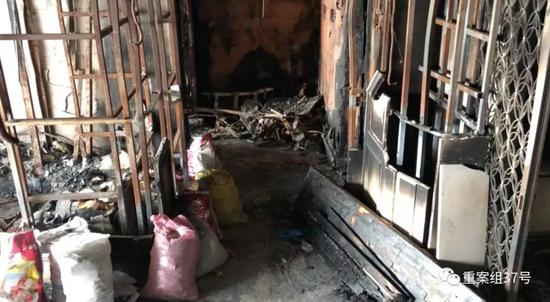 ▲记者探访失火公寓情况。