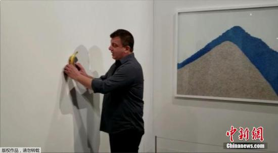 　　当地时间12月7日，美国迈阿密海滩，意大利艺术家毛里·卡特兰标价12万美元的作品《喜剧演员》在巴塞尔艺术展上展出时，被行为艺术家达图那当场吃掉。