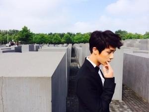 另一张争议照片发生在柏林的犹太人大屠杀纪念碑前。（图源：推特）