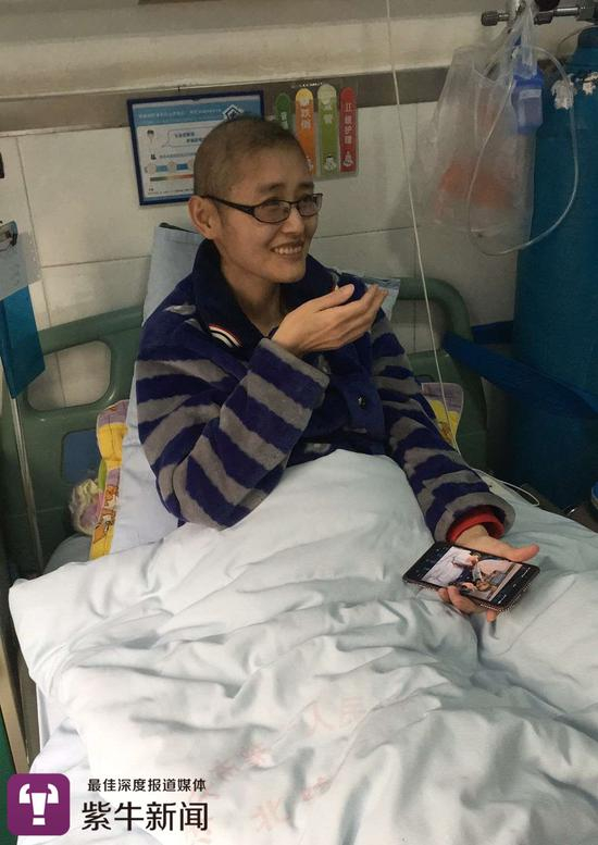 躺在病床上的曾佩