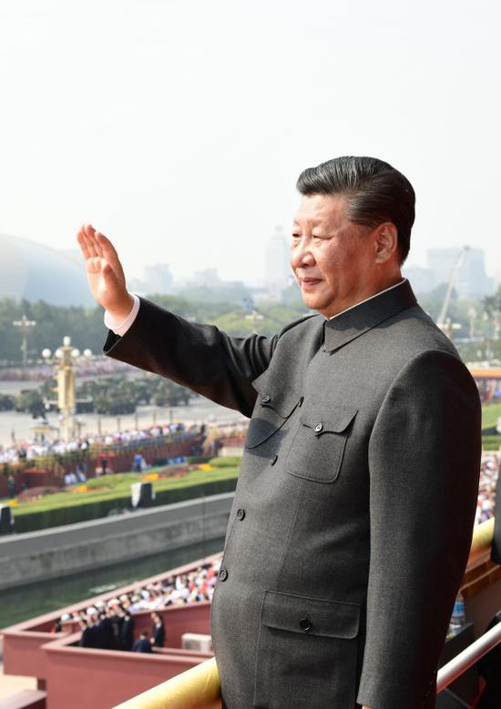 　　10月1日，庆祝中华人民共和国成立70周年大会在北京天安门广场隆重举行。中共中央总书记、国家主席、中央军委主席习近平发表重要讲话并检阅受阅部队。这是习近平在天安门城楼上。（谢环驰 摄）