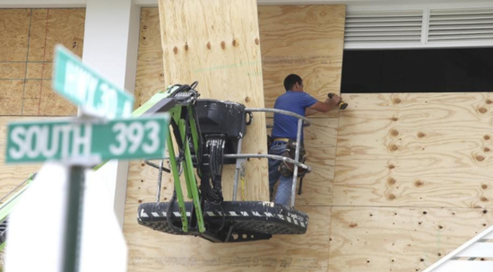 飓风登陆前，佛州工人忙于采取加固措施。（美联社）